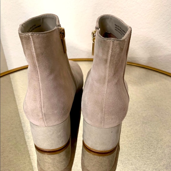 🌟2/$25🌟 Kenneth Cole Reaction Off White Suede Short Booties Size 10 - Picture 4 of 5